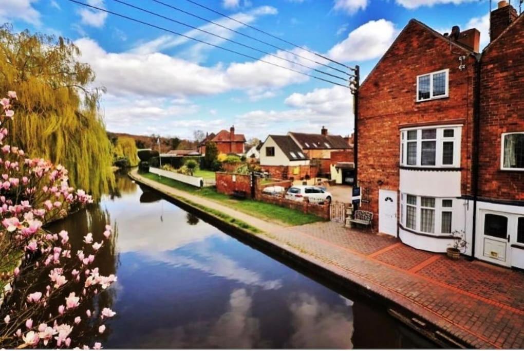 Hidden Gem Canal Facing Retreat With Lovely Walks Hopwas Exterior photo